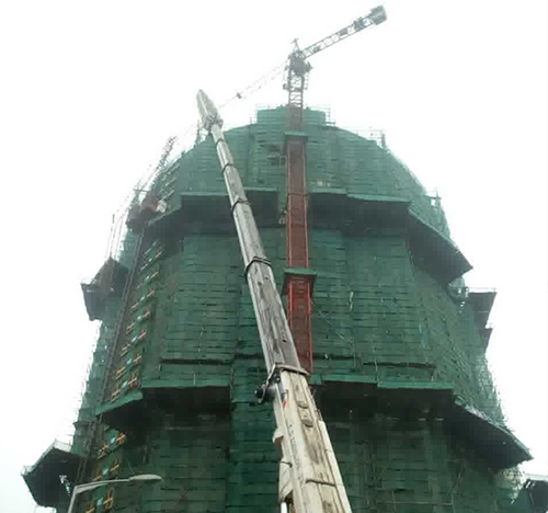 建瓯吊车在工地上作业